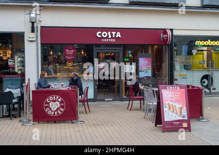 Windsor, Berkshire, Regno Unito. 22nd Febbraio, 2022. Una giornata tranquilla al Costa Coffee a Windsor. Credit: Maureen McLean/Alamy Live News Foto Stock