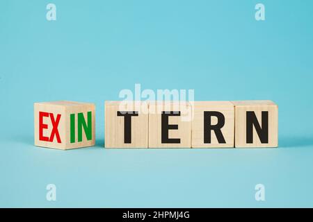 Esterno ed interno su cubi di legno, dadi, o blocchi che mostrano le parole esterne ed interne su sfondo blu Foto Stock
