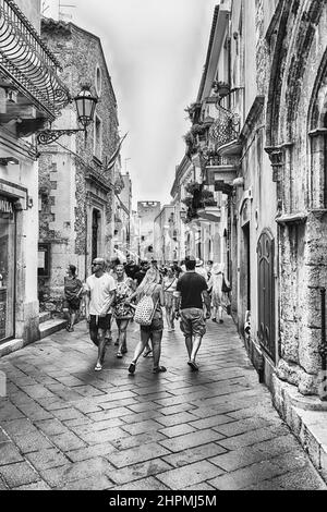 TAORMINA, ITALIA - 11 AGOSTO 2021: Passeggiate per le pittoresche strade di Taormina, Sicilia, Italia Foto Stock