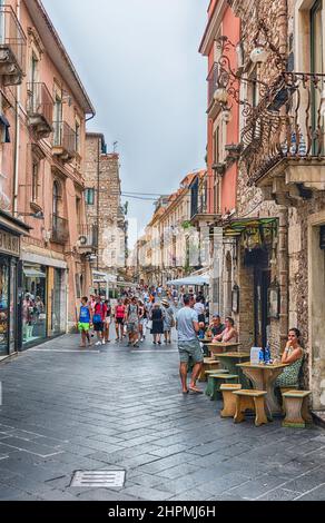 TAORMINA, ITALIA - 11 AGOSTO 2021: Passeggiate per le pittoresche strade di Taormina, Sicilia, Italia Foto Stock