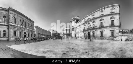 SIRACUSA, ITALIA - 14 AGOSTO 2021: La piazza panoramica del Duomo sull'isola di Ortigia, Siracusa, Sicilia, Italia Foto Stock