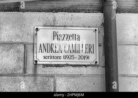 PUNTA SECCA, ITALIA - 13 AGOSTO 2021: Cartello stradale dedicato ad Andrea Camilleri, famoso autore siciliano dei romanzi investigatori 'Ispettore Montalbano' Foto Stock