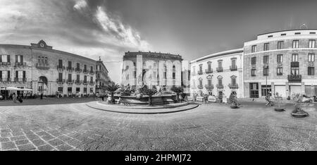 SIRACUSA, ITALIA - 14 AGOSTO 2021: La scenografica Fontana di Diana sull'Isola di Ortigia, centro storico di Siracusa, Sicilia, Italia Foto Stock