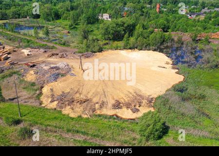 Segatura di legno sul territorio della foresta naturale, inquinamento ambientale. Deforestazione, vista aerea Foto Stock