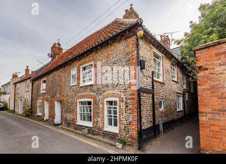 Case di architettura acciottolata in stile locale a Blakeney, un piccolo villaggio costiero nella costa settentrionale di Norfolk, East Anglia, Inghilterra Foto Stock