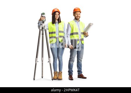 Geodetica femminile con un dispositivo di misurazione e un ingegnere maschio che posa isolato su sfondo bianco Foto Stock