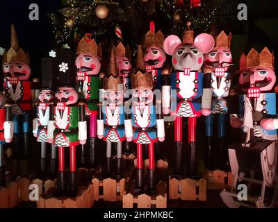 Statue in legno di nutcracker in piedi in fila come decorazione di Natale, foto di notte Foto Stock