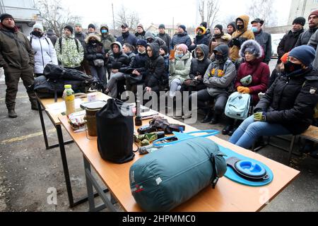 KHARKIV, UCRAINA - 19 FEBBRAIO 2022 - i veterani del reggimento di Azov detengono la trivella di difesa territoriale per i civili sotto lo slogan 'non Panic! Lettura Foto Stock