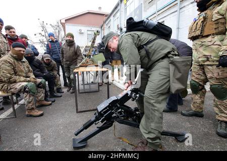 KHARKIV, UCRAINA - 19 FEBBRAIO 2022 - i veterani del reggimento di Azov detengono la trivella di difesa territoriale per i civili sotto lo slogan 'non Panic! Lettura Foto Stock