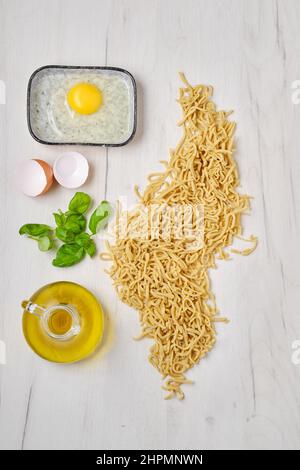 Vista dall'alto della composizione con spaghetti fatti in casa sul tavolo da cucina Foto Stock