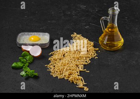 Composizione con spaghetti fatti in casa sul tavolo da cucina Foto Stock