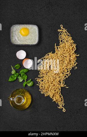 Vista dall'alto della composizione con spaghetti fatti in casa sul tavolo da cucina Foto Stock