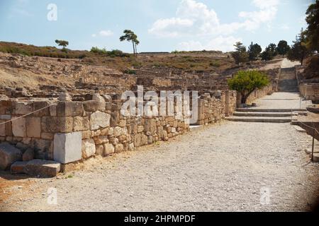 Rovine di case ellenistiche e la strada principale nel sito archeologico di Kamiros antico Rodi Grecia Foto Stock