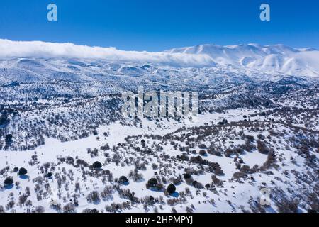 Paesaggio montano innevato sulla montagna di Psiloritis (Ida), Creta, Grecia Foto Stock