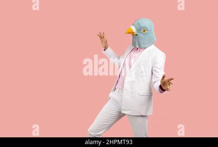 Uomo divertente in una maschera di piccione strano danzare e divertirsi a una follia festa di abbigliamento fantasia Foto Stock