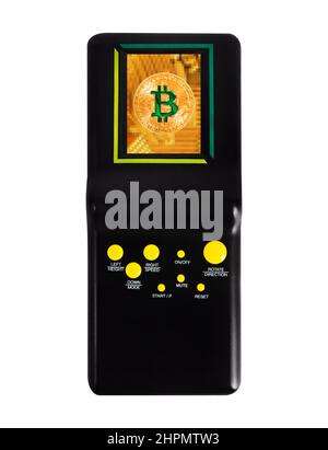 Foto isolata di console di gioco portatile retrò di colore nero con bitcoin sullo schermo su sfondo bianco. Foto Stock