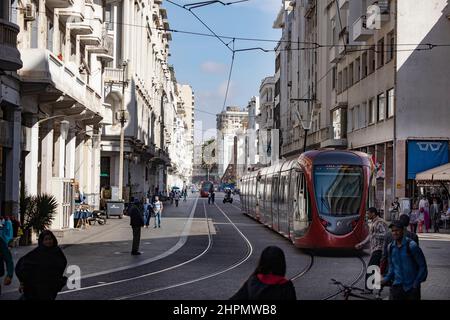 Un tram passeggeri attraversa il centro di Casablanca, Marocco, Nord Africa. Foto Stock