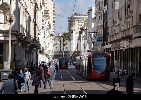 Un tram passeggeri attraversa il centro di Casablanca, Marocco, Nord Africa. Foto Stock