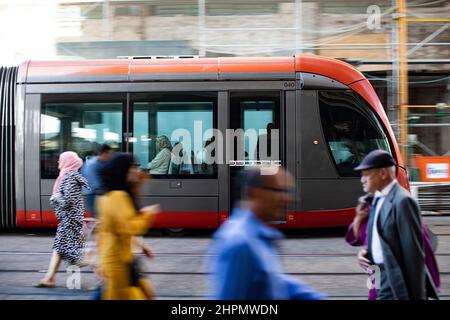 Un tram passeggeri attraversa il centro di Casablanca, Marocco, Nord Africa. Foto Stock