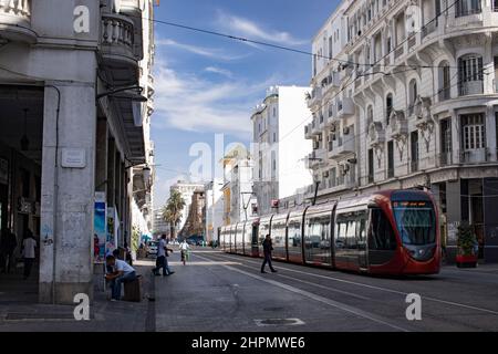 Un tram passeggeri attraversa il centro di Casablanca, Marocco, Nord Africa. Foto Stock