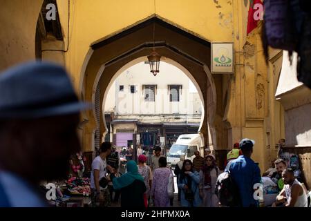 Vicoli stretti e strade pedonali della medina di Fez - Marocco. Foto Stock