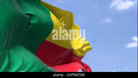 Dettaglio della bandiera nazionale del Benin che sventola nel vento in una giornata limpida. Il Benin è un paese dell'Africa occidentale. Messa a fuoco selettiva. Foto Stock