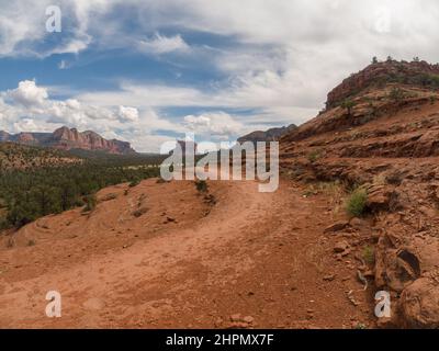 Sentiero escursionistico roccioso con grande vista delle formazioni e della valle in una giornata nuvolosa. Foto Stock