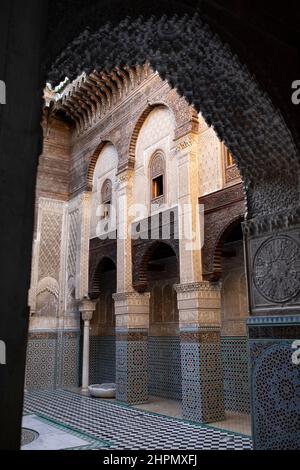 Dettagli architettonici al Attarine MadrasaFez medina - Marocco. Foto Stock