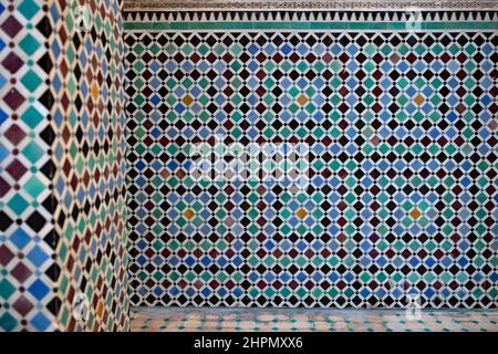 Dettagli architettonici al Attarine MadrasaFez medina - Marocco. Foto Stock