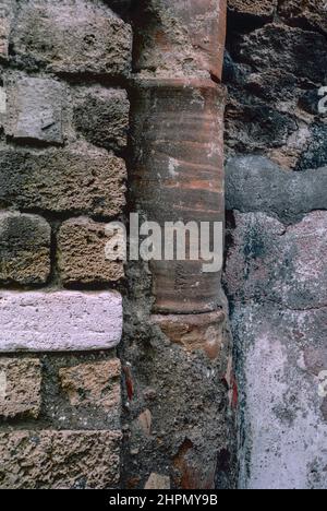 Scansione d'archivio delle rovine del comune di Pompei distrutte dall'eruzione del Vesuvio nel 79 d.C. Tubazioni con contrassegno costruttore. Scansione di archivio da un vetrino. Aprile 1970. Foto Stock