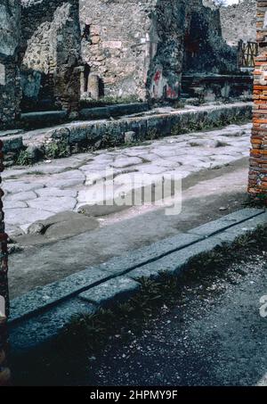 Scansione d'archivio delle rovine del comune di Pompei distrutte dall'eruzione del Vesuvio nel 79 d.C. Scopri la soglia. Scansione di archivio da un vetrino. Aprile 1970. Foto Stock