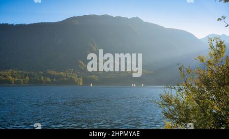 Barche a vela sul fantastico lago di Bohinj nel parco nazionale del Triglav in Slovenia: Montagne, acqua pura e riflessione Foto Stock