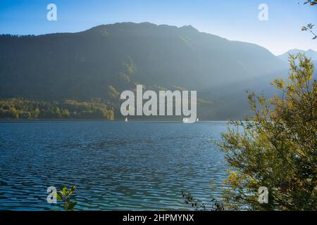 Barche a vela sul fantastico lago di Bohinj nel parco nazionale del Triglav in Slovenia: Montagne, acqua pura e riflessione Foto Stock