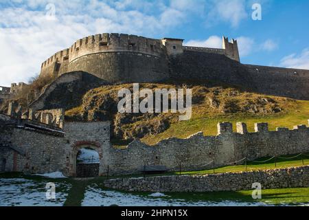 Il Castello medievale di Beseno, risalente al 12th° secolo, in Val di Lagarina in Trentino, nel nord-est d'Italia. Il campo del torneo è in primo piano Foto Stock