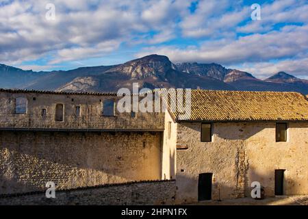 Il Bastione Sud del Castello medievale di Beseno del 12th° secolo in Val di Lagarina in Trentino, a nord-est d'Italia. Il castello più grande della regione Foto Stock