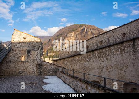 Il Castello medievale di Beseno, risalente al 12th° secolo, in Val di Lagarina in Trentino, nel nord-est d'Italia. Il castello più grande della regione Foto Stock