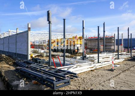 costruzione di un nuovo e moderno magazzino con strutture prefabbricate in metallo e calcestruzzo Foto Stock