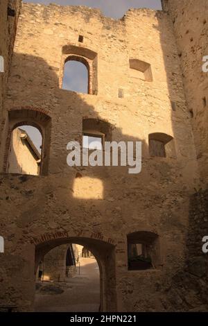 Il Castello medievale di Beseno, risalente al 12th° secolo, in Val di Lagarina in Trentino, nel nord-est d'Italia. Il castello più grande della regione Foto Stock