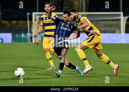 Arena Garibaldi, Pisa, Italia, 22 febbraio 2022, Fallo su Marius Marin (Pisa) di Simon Solomon Sohm (Parma) durante AC Pisa vs Parma Calcio - partita di calcio Italiana Serie B. Foto Stock