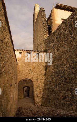 Il corridoio di servizio di Lizza del Castello medievale di Beseno del 12th° secolo in Val di Lagarina in Trentino, ne Italia. Il castello più grande della regione Foto Stock