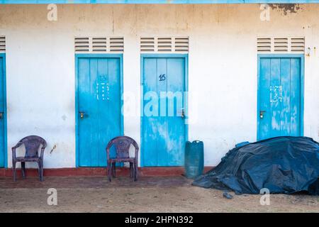 tre porte blu con una parete bianca Foto Stock