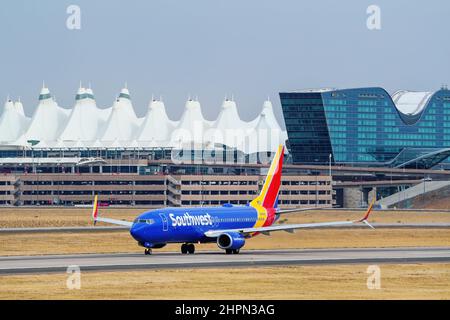 DENVER, USA-OTTOBRE 17: Boeing 737 gestito da taxi Southwest il 17 ottobre 2020 presso l'aeroporto internazionale di Denver, Colorado. Southwest Airlines era f Foto Stock