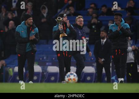 Londra, Regno Unito. 22nd Feb 2022. REECE James, ben Chilwell e Callum Hudson-Odoi di Chelsea mostrano la Coppa del mondo FIFA ai tifosi durante la partita UEFA Champions League tra Chelsea e Lille a Stamford Bridge, Londra, Inghilterra, il 22 febbraio 2022. Foto di Ken Sparks. Solo per uso editoriale, licenza richiesta per uso commerciale. Nessun utilizzo nelle scommesse, nei giochi o nelle pubblicazioni di un singolo club/campionato/giocatore. Credit: UK Sports Pics Ltd/Alamy Live News Foto Stock