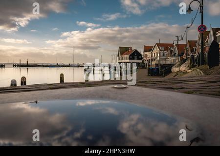 Volendam un luogo turistico nei Paesi Bassi con le belle piccole case con tetti arancioni. Foto Stock