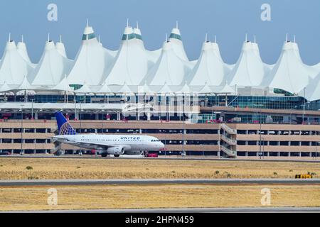 DENVER, USA-OTTOBRE 17: Airbus A319 operato da United Taxis il 17 Ottobre 2020 all'Aeroporto Internazionale di Denver, Colorado. United è il terzo larges Foto Stock