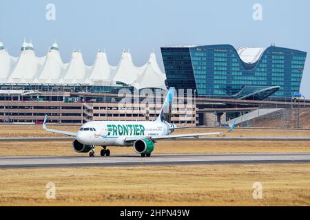 DENVER, USA-OTTOBRE 17: Airbus A320 Chocolate the Moose operata da taxi Frontier il 17 ottobre 2020 all'aeroporto internazionale di Denver, Colorado. Dal Foto Stock