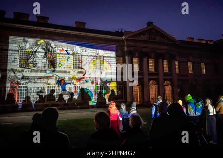 Londra, Regno Unito. 22nd febbraio 2022. Proiezione “The Big Dream” nell’Old Royal Naval College di Greenwich. Ispirati dagli obiettivi di sviluppo sostenibile delle Nazioni Unite e creati dal gruppo di artisti Dreame, Il Big Dream è un'installazione artistica globale di 50 artisti che cattura decine di migliaia di sogni per il futuro da tutto il mondo e per far riflettere il pubblico sul futuro del nostro pianeta, della nostra società e del nostro ambiente. Credit: Guy Corbishley/Alamy Live News Foto Stock