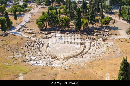 Antico Teatro di Dioniso visto dalla collina di Atene Acropoli. Antiche rovine. Il Teatro di Dioniso Eleuthereus è un grande teatro di Atene, c. Foto Stock