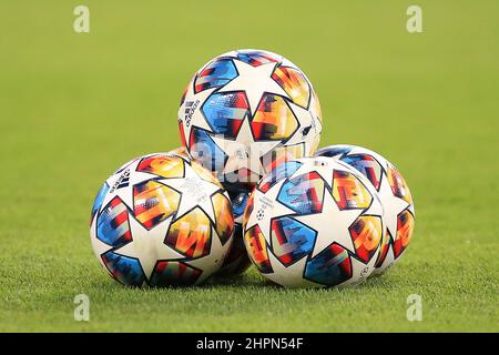 Londra, Regno Unito. 22nd Feb 2022. Le palline da calcio sono raffigurate prima del riscaldamento del pre-confronto. UEFA Champions League, round of 16 1st leg match, Chelsea contro LOSC Lille a Stamford Bridge a Londra martedì 22nd febbraio 2022. Questa immagine può essere utilizzata solo a scopo editoriale. Solo per uso editoriale, licenza richiesta per uso commerciale. Nessun uso in scommesse, giochi o un singolo club/campionato/player pubblicazioni. pic di Steffan Bowen/Andrew Orchard sport fotografia/Alamy Live news credito: Andrew Orchard sport fotografia/Alamy Live News Foto Stock