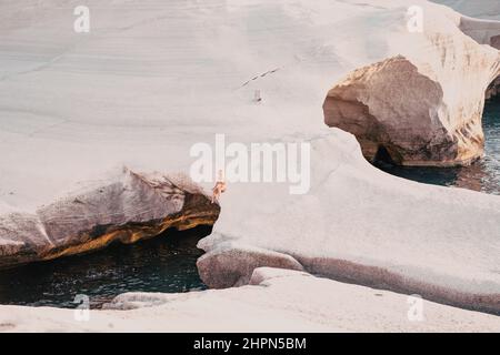 Scogliere di gesso bianco a Sarakiniko, isola di Milos, Cicladi, Grecia Foto Stock